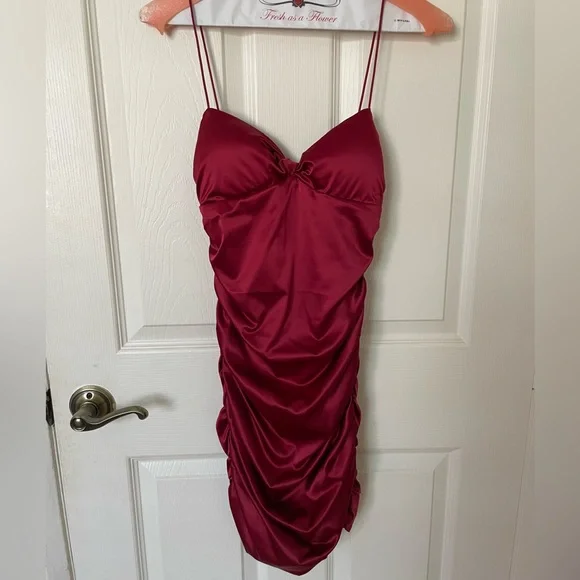 Red oh polly satin dress - Picture 3 of 5